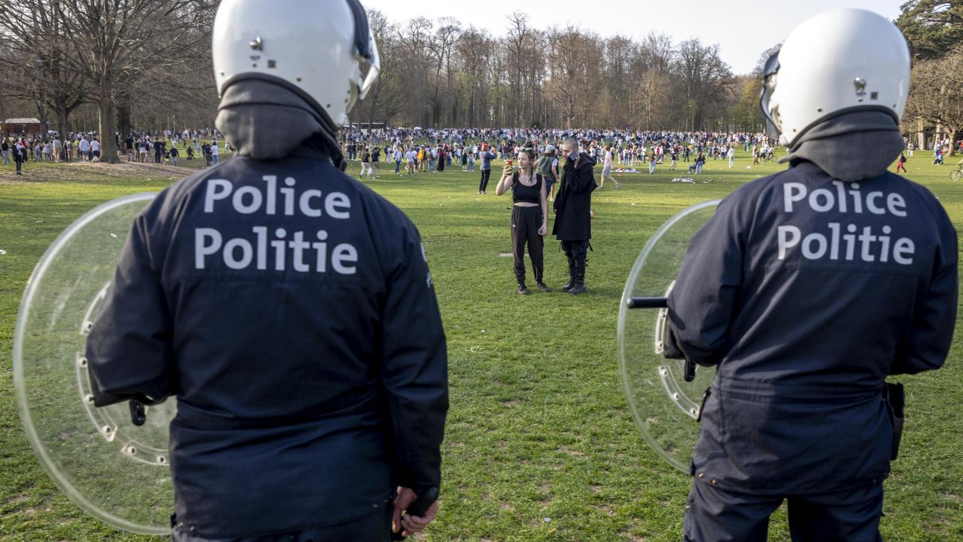 <p>Wenn die Polizei Verdächtige festnimmt, kommt es sehr oft vor, dass Umstehende ihr Handy zücken und den Einsatz filmen.</p>
