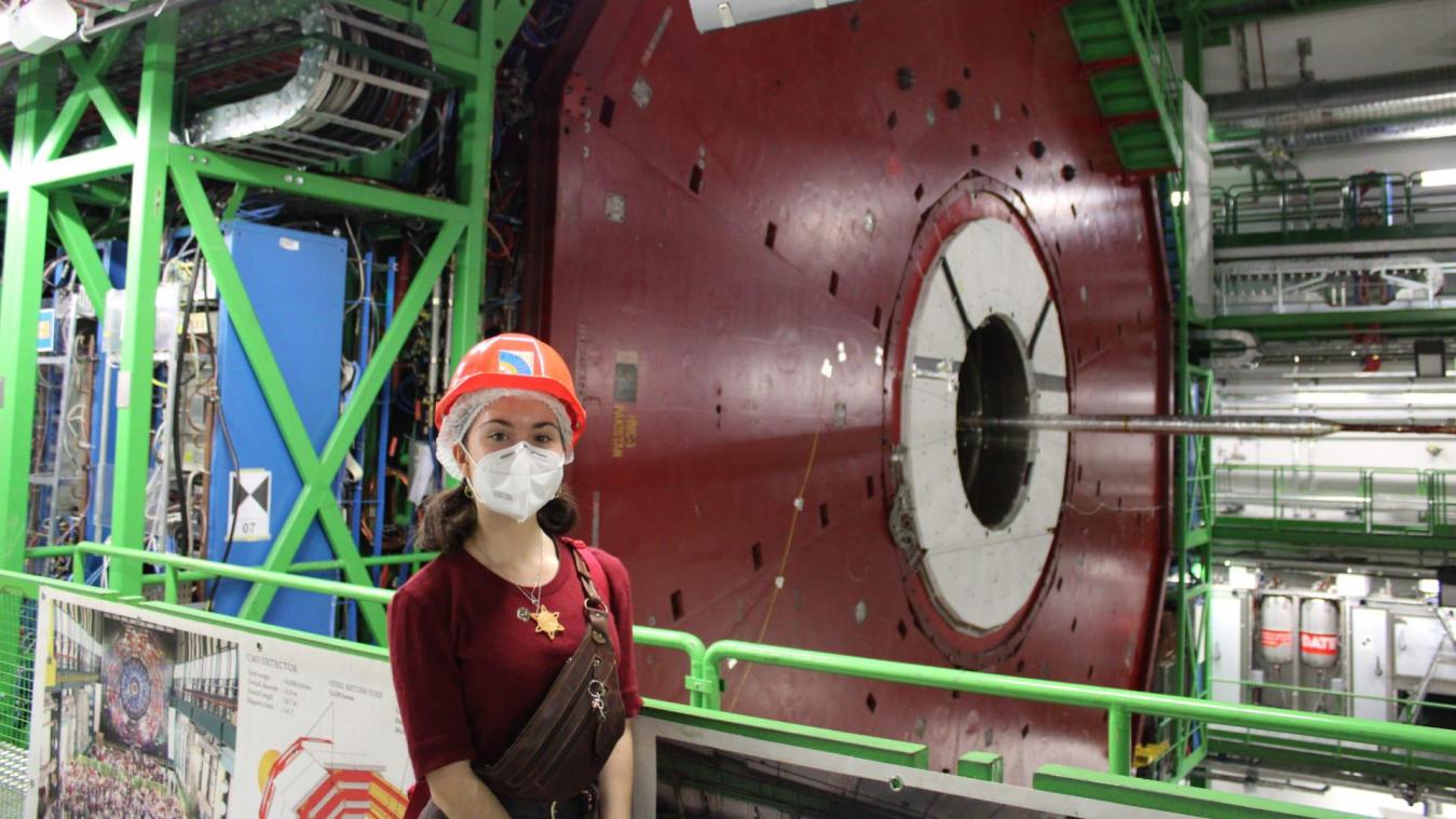 <p>Anna Klinkenberg vor dem CMS-Detektor, in dem der Zusammenstoß von Protonen analysiert wird.</p>