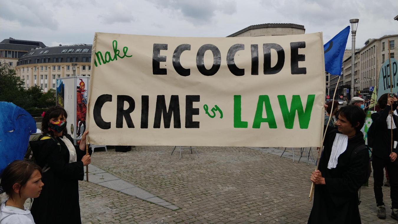<p>Im Sommer forderte die Organisation „Rise for Climate“ bei einer Kundgebung in Brüssel die Aufnahme von Ökozid in das internationale Strafrecht.</p>