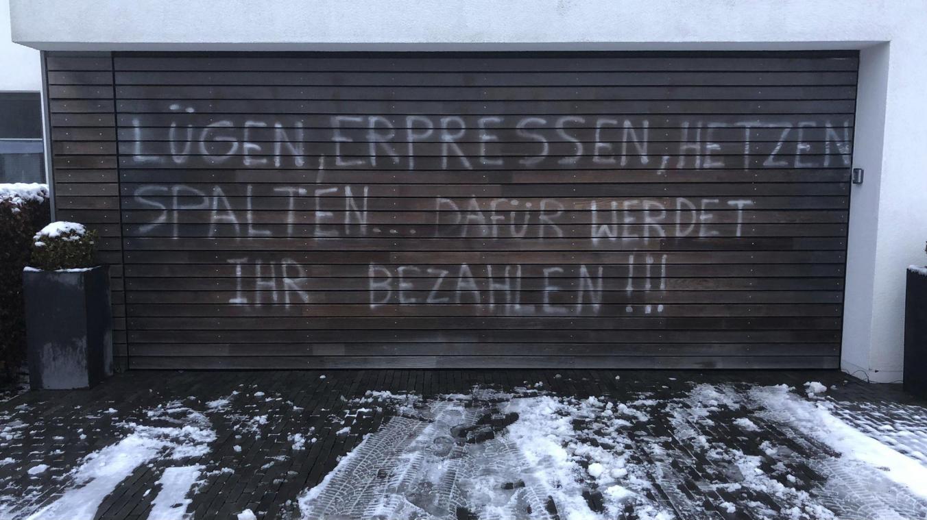 <p>Die Hassbotschaft an der Garage am Privathaus von Pascal Arimont in Büllingen</p>