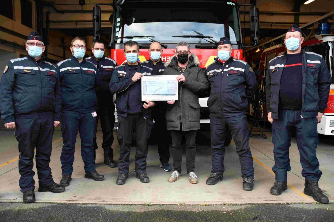 <p>Am Samstagmorgen überreichten die Feuerwehrleute dem Vinzenzverein einen Scheck in Höhe von 5.500 Euro.</p>