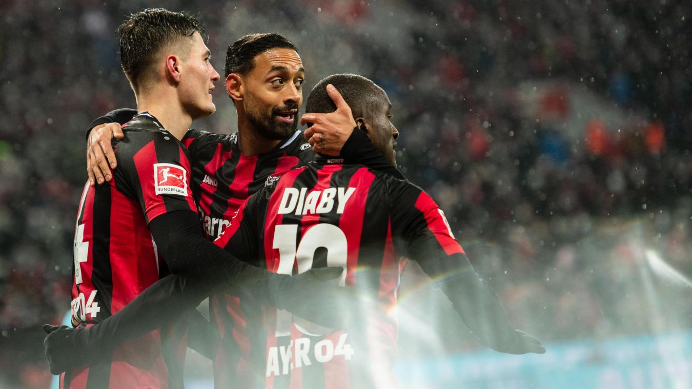 <p>Leverkusens Torschütze Patrik Schick (l-r), Karim Bellarabi und Moussa Diaby jubeln nach dem Treffer zum 5:1.</p>