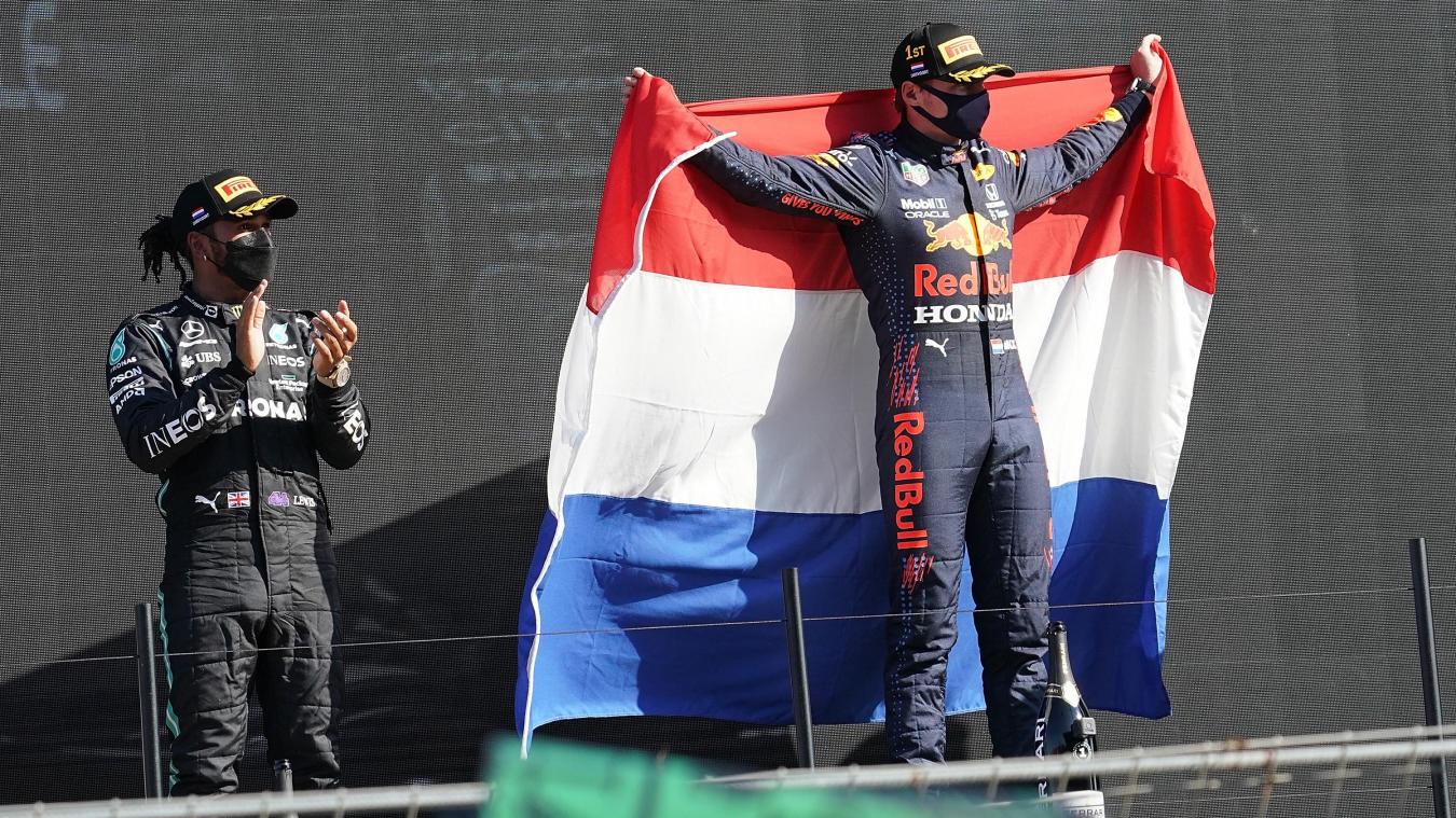 <p>Max Verstappen - hier mit Lewis Hamilton (links) zu sehen - hat sich am Sonntag den WM-Titel gesichert.</p>