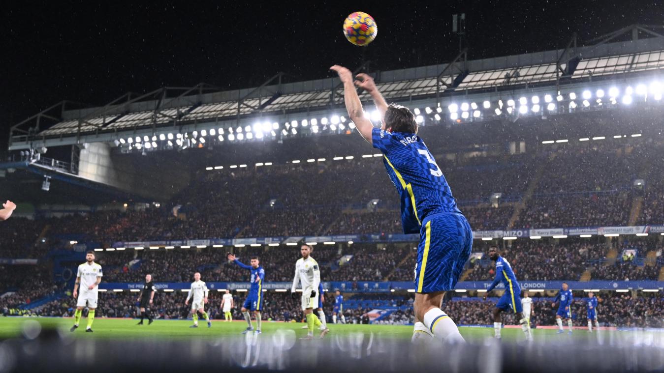 <p>Chelseas Marcos Alonso beim Einwurf: An der Stamford Bridge sind nach 28 Jahren wieder Stehplätze erlaubt.</p>