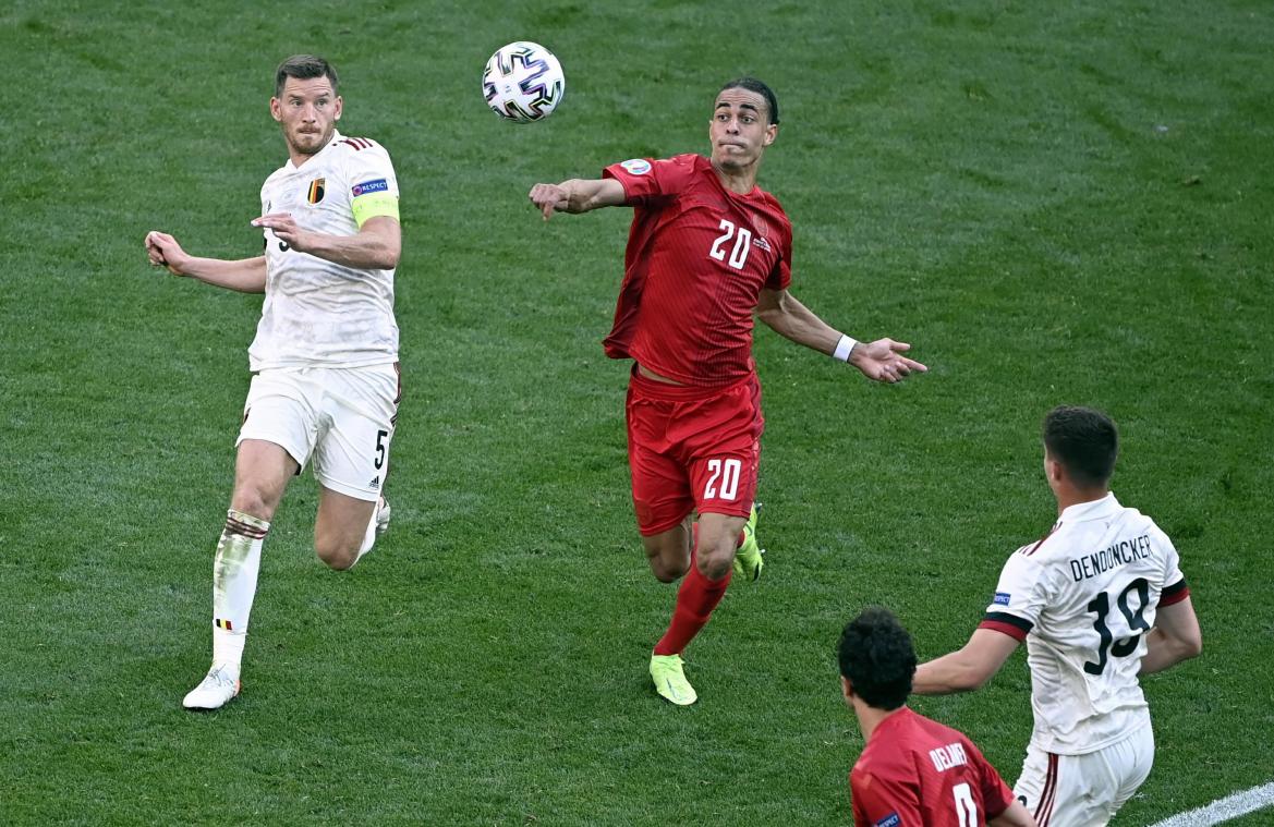 <p>Yussuf Poulsen im Duell mit Belgiens Rekordnationalspieler Jan Vertonghen (links)</p>