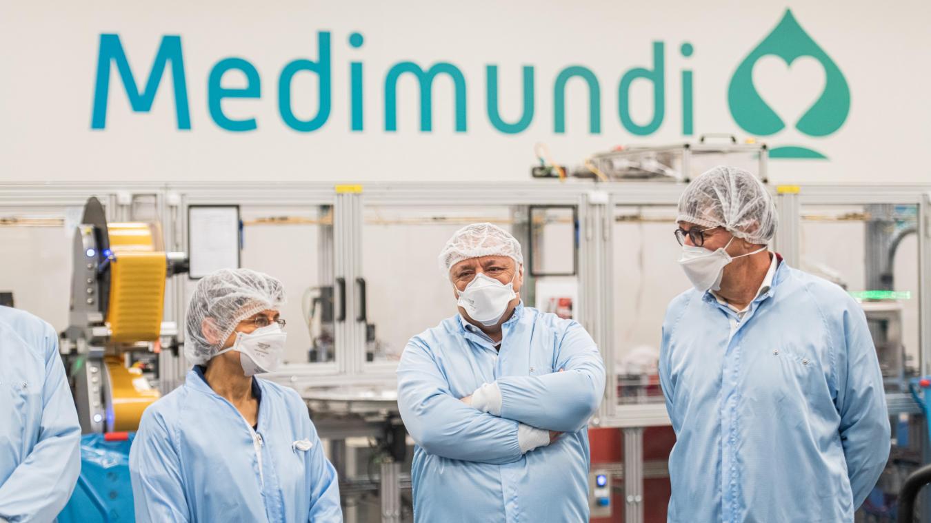 <p>Haben sich am Mittwoch in Turnhout getroffen: Cathy Berx, Virologe Marc Van Ranst and Medimundi-Geschäftsführer David Germis (v.l.n.r.).</p>