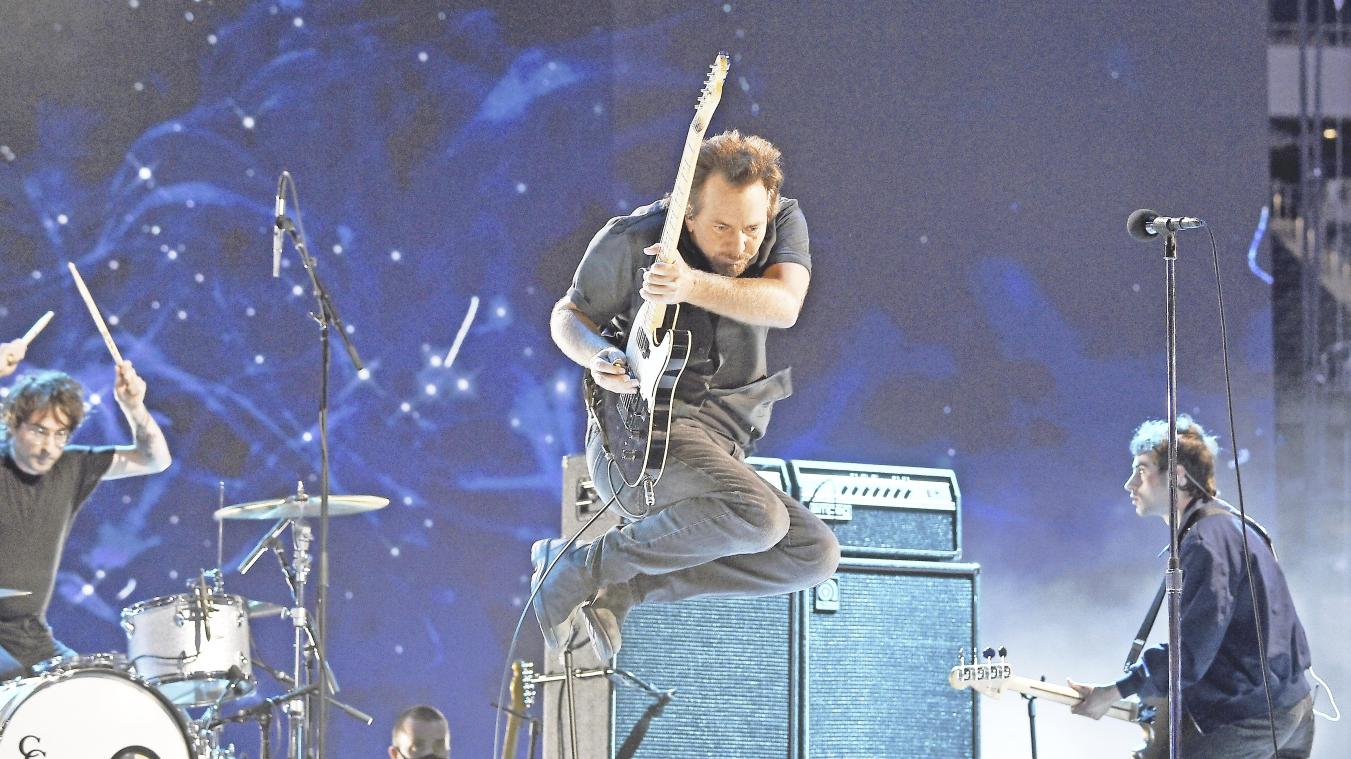 <p>Eddie Vedder (Mitte), hier beim Wohltätigkeitskonzert „Vax Live: The Concert to Reunite the World“ im SoFi Stadium zur Unterstützung der globalen Impfkampagne gegen das Coronavirus im Mai, macht solo gern Unerwartetes. Die Vorboten „The Long Way“ und „The Haves“ deuten nun an, dass sich der US-Sänger auf dem kommenden Album „Earthling“ (11. Februar) wieder von der hymnischsten Seite zeigt.</p>