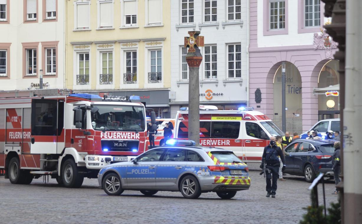 <p>Einsatzkräfte sind Anfang Dezember 2020 nahe der Fußgängerzone in Trier im Einsatz, in der ein Auto mehrere Menschen erfasst und tödlich verletzt hat. Der Prozess um die Amokfahrt steht nun vor dem Abschluss.</p>