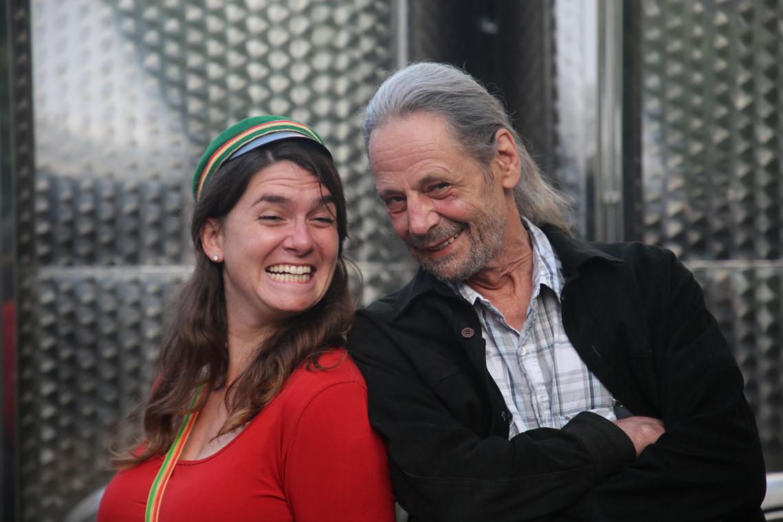 <p>Winzerin Lia Backendorf und der Künstler Donald Green leben praktisch Tür an Tür in dem Weinort Wincheringen an der Mosel.</p>