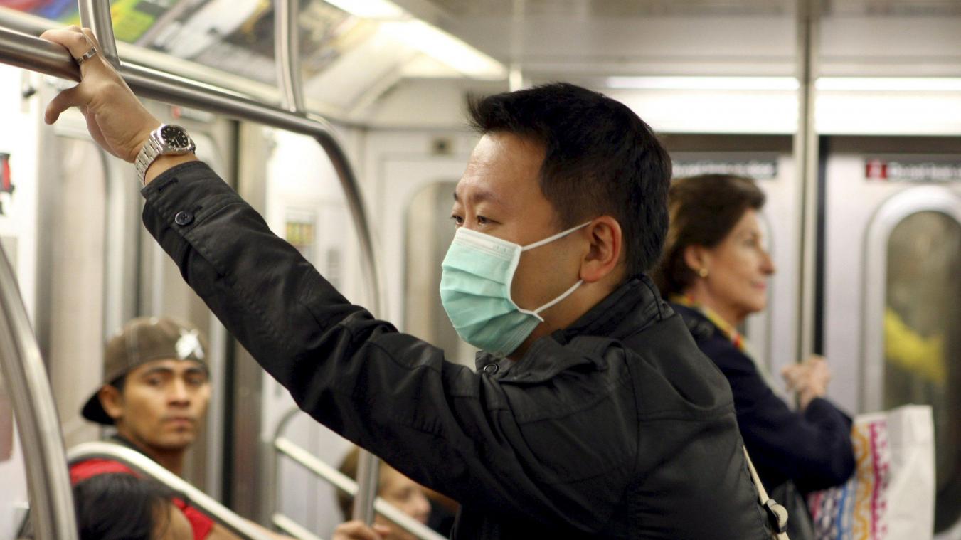 <p>Ein Mann trägt in der „Subway“ in New York einen Mund-Nasen-Schutz.</p>