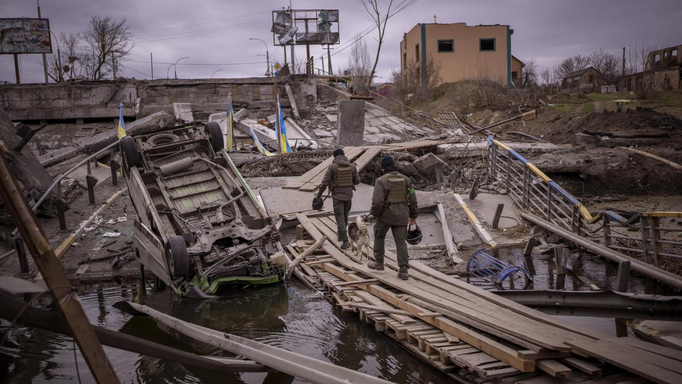 <p>Zwei ukrainische Soldaten gehen in Irpin über eine zerstörte Brücke. Russland setzt seine Luftangriffe in der Ukraine unvermindert fort und bietet dem angegriffenen Nachbarland zugleich schriftlich neue Verhandlungen an.</p>