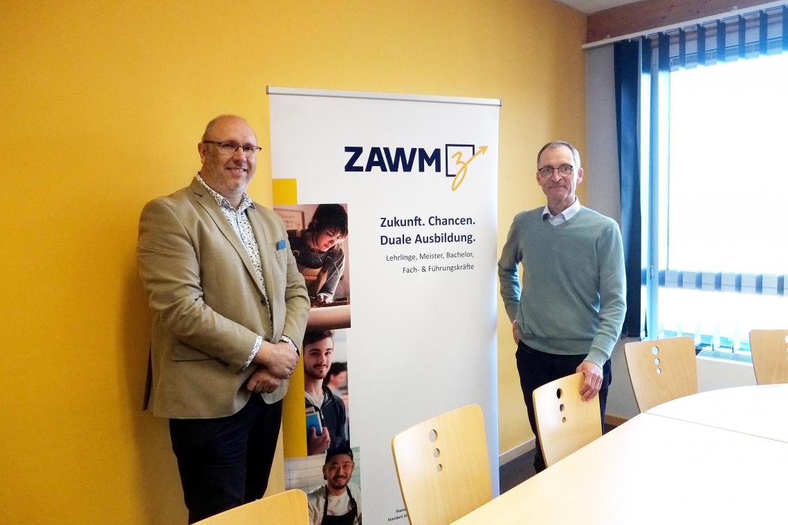 <p>Yves De Sy (l.) leitet den Standort St.Vith, Thomas Pankert ist Generaldirektor des ZAWM. Der neue Slogan der Einrichtung verspricht: „Zukunft. Chancen. Duale Ausbildung“.</p>