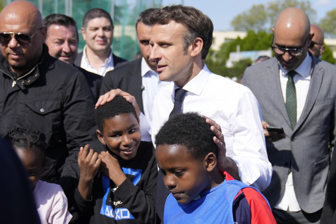 <p>Emmanuel Macron gelingt es nur mit Mühe, sein Image eines distanten Präsidenten für Intellektuelle und Stadtbewohner abzuschwächen. Hier in einer Pariser Banlieue.</p>