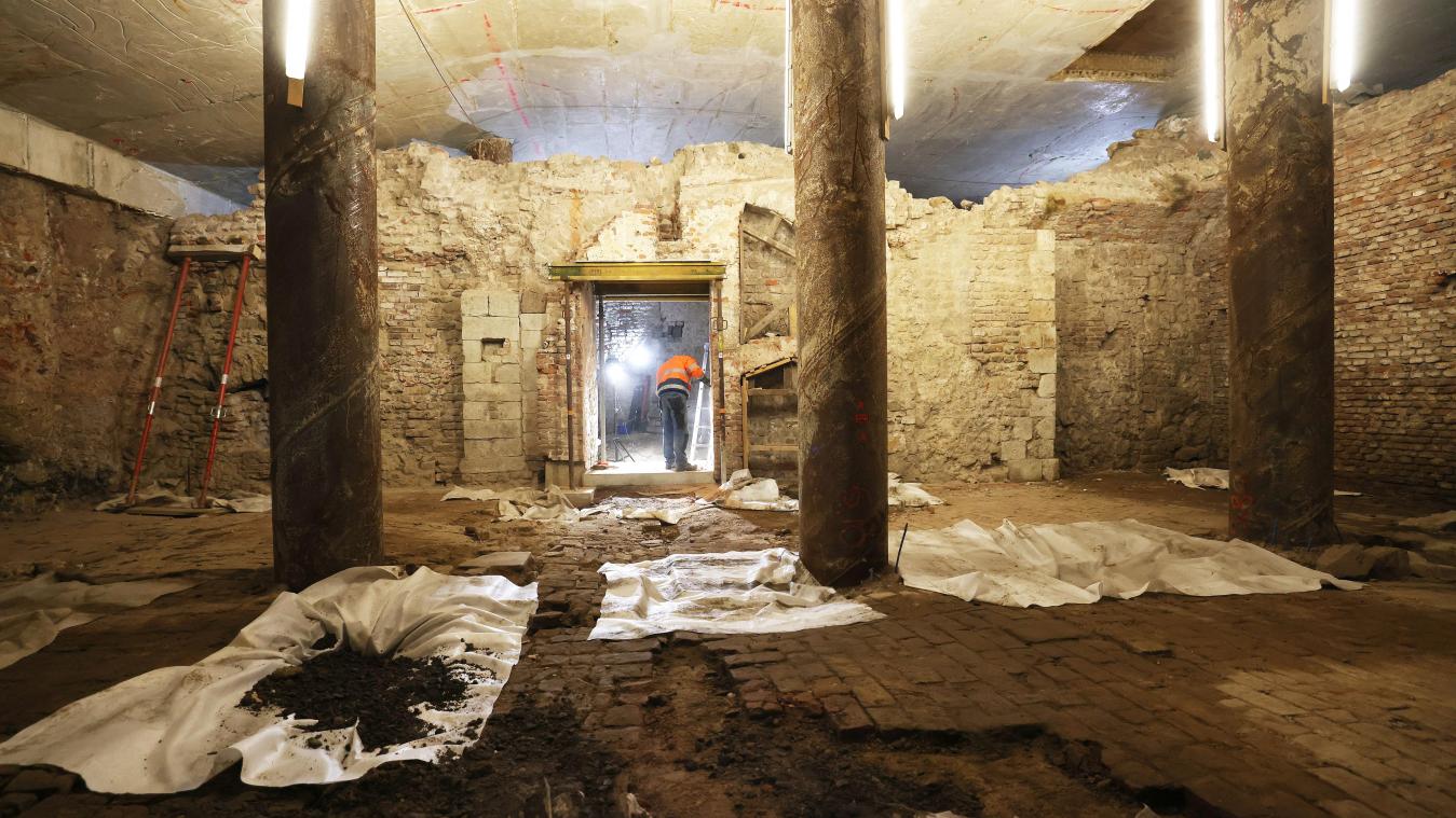<p>Ein Archäologen arbeitet auf dem Gelände des Jüdischen Museums im Archäologischen Quartier an Mauerresten.</p>