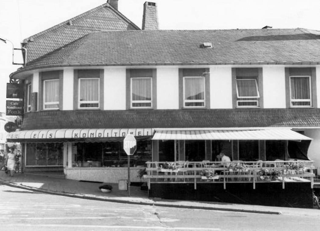 <p>Ansicht des Stammhauses in den 1980er Jahren: Die Hauptfiliale der Bäckerei Fonk wird am Donnerstag um ein Brunch Café erweitert.</p>