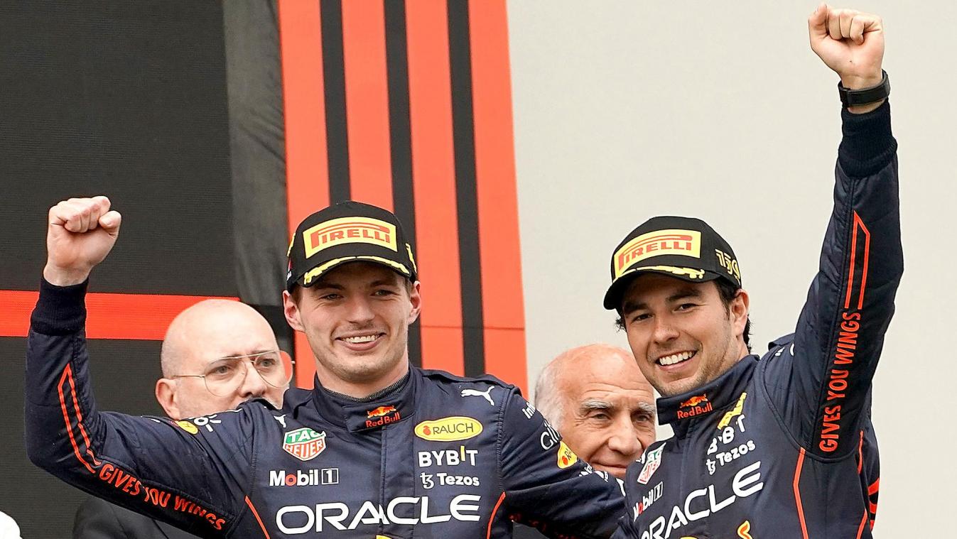 <p>Max Verstappen (links) und Sergio Perez bejubeln ihren Doppelsieg beim Grand Prix der Emilia-Romagna.</p>