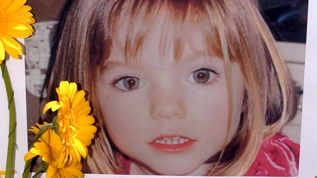 <p>Blumen stehen vor einem Bild, das die verschwundene Madeleine McCann (Maddie) auf einem Foto zeigt, das ihre Eltern im Zusammenhang mit dem Verschwinden des Kindes veröffentlich haben. Am 3. Mai 2007 verschwand die damals Dreijährige aus Großbritannien aus einem Ferienappartement im portugiesischen Praia da Luz.</p>