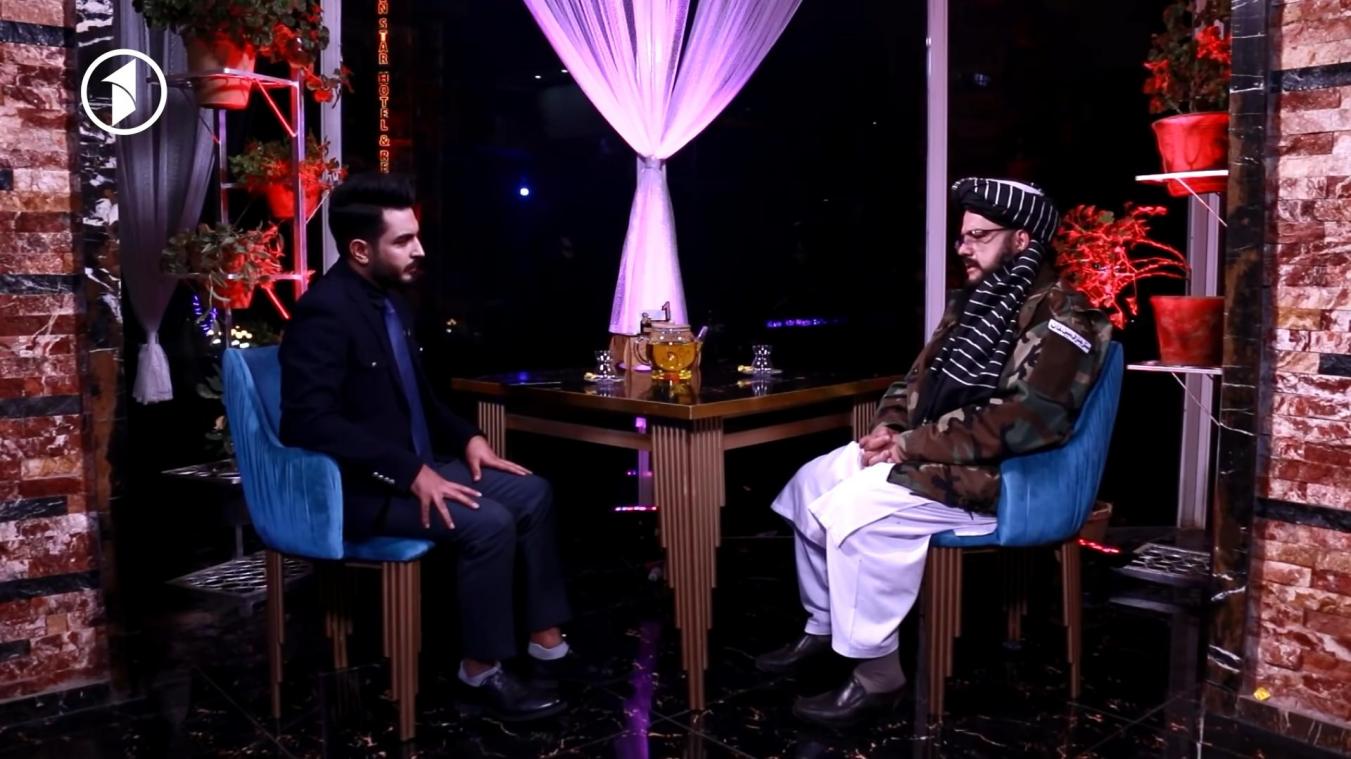 <p>Das von dem afghanischen Fernsehsender 1TV am 20. April 2022 herausgegebene Bildschirmfoto zeigt den Taliban-Aktivisten Mobin Khan (r.) zu Gast in einer Talkshow.</p>