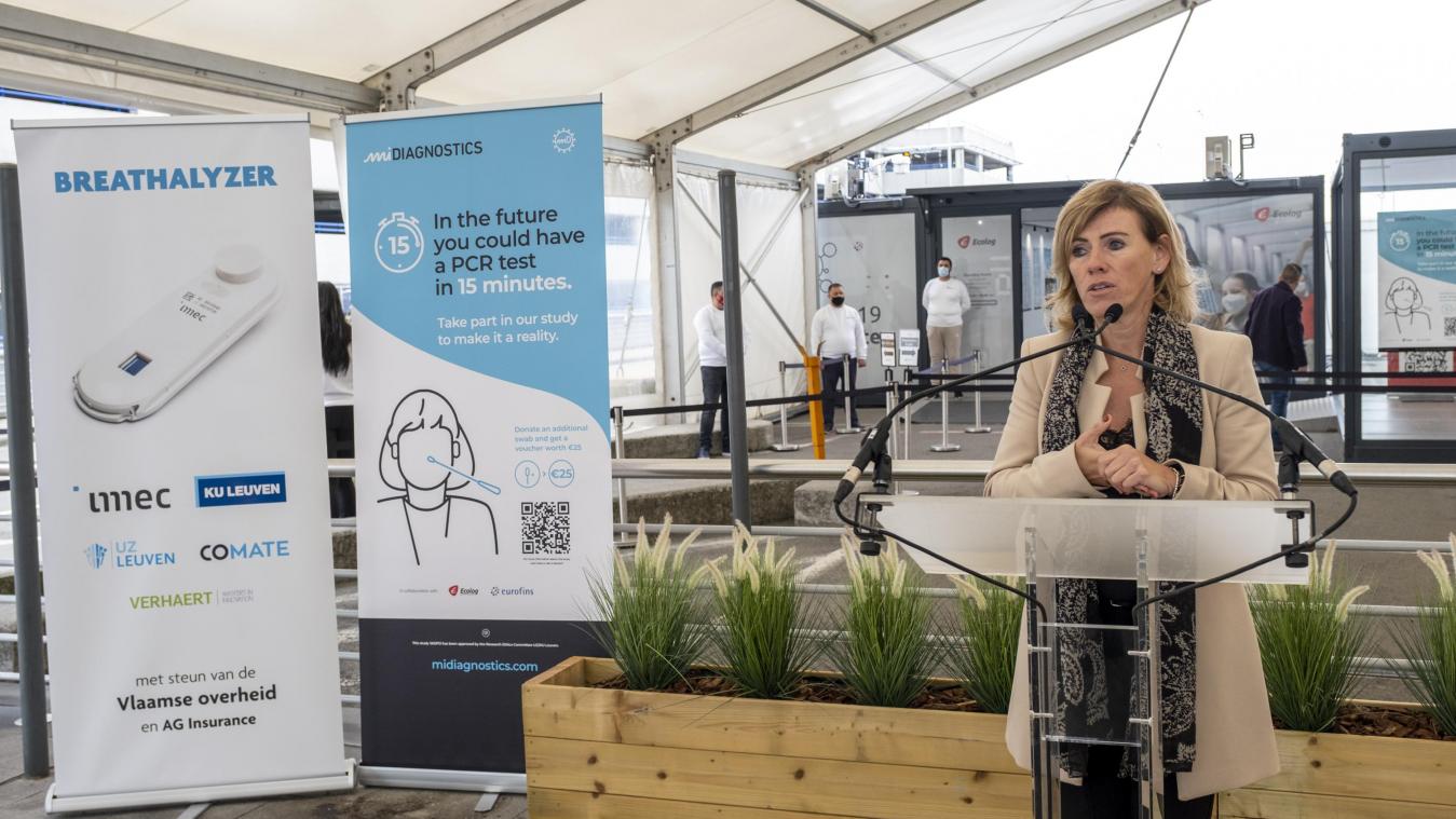 <p>Katleen Verleysen, CEO von MiDiagnostics, während einer Pressekonferenz zum Start eines Pilotprojekts für die ultraschnellen PCR-Tests am Flughafen Brüssel im Oktober.</p>
