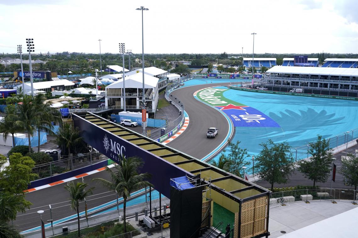 <p>Ein Auto fährt auf der Strecke, während die Arbeiten im Vorfeld des Rennen auf dem Miami International Autodrome fortgesetzt werden.</p>