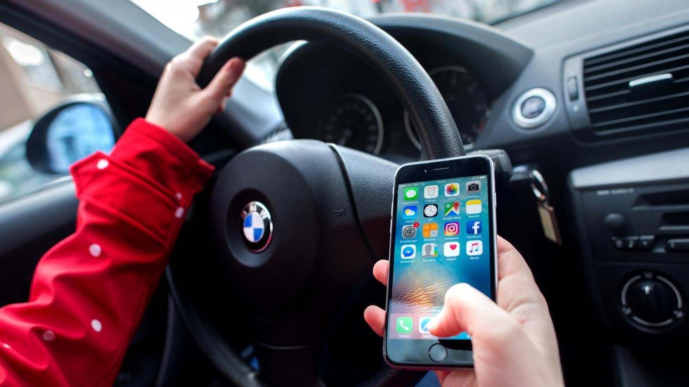 <p>Schnell noch Mails checken, Facebook füttern, Nachrichten bei WhatsApp schreiben. Viele Autofahrer werden durch Lesen und Tippen auf Smartphones abgelenkt.</p>