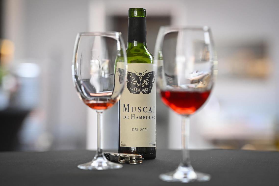 <p>Im März haben die Schüler des Robert-Schuman-Instituts ihren Wein abgefüllt, den sie aus der Rebsorte „Muscat de Hambourg“ gekeltert haben.</p>