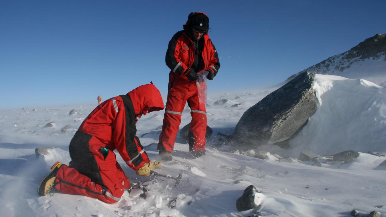 <p>Zwei Geowissenschaftler im Sør Rondane in der Antarktis.</p>