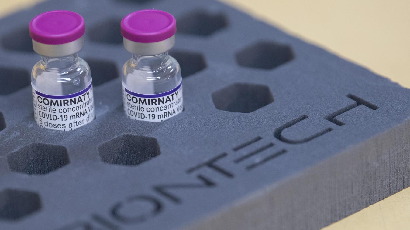 <p>Fläschen mit dem Biontech-Impfstoff Comirnaty gegen das Coronavirus stehen in einer Schaumverpackung mit Biontech-Schriftzug auf einem Tisch.</p>