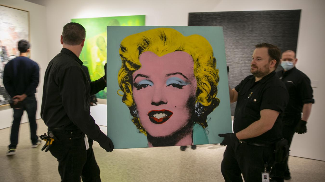 <p>Das Gemälde „Shot Sage Blue Marilyn“ von Andy Warhol aus dem Jahr 1964 wird in den Ausstellungsraum von Christie's getragen.</p>
