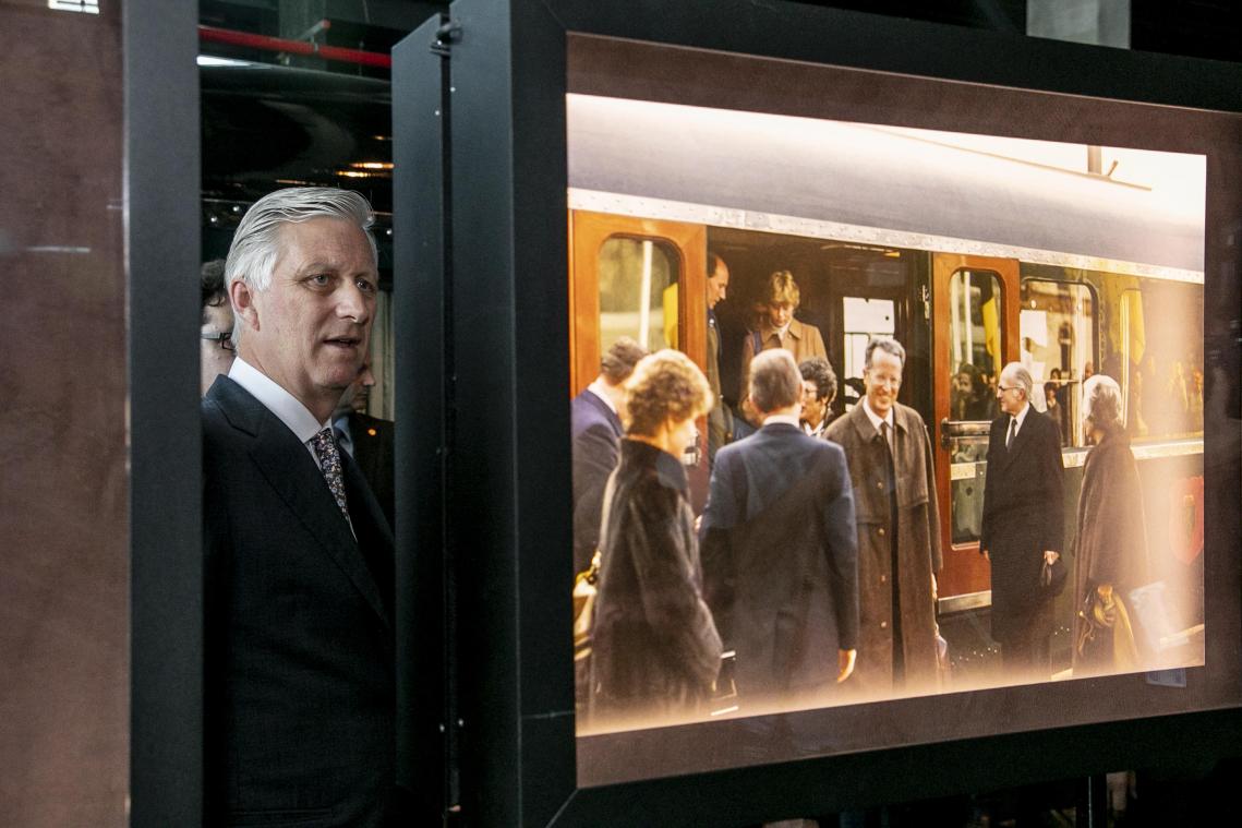 <p>König Philippe - hier beim Rundgang durch die Sonderschau „Royals &amp; Trains“ - gilt als großer Bewunderer der belgischen Eisenbahn und deren Geschichte.</p>
