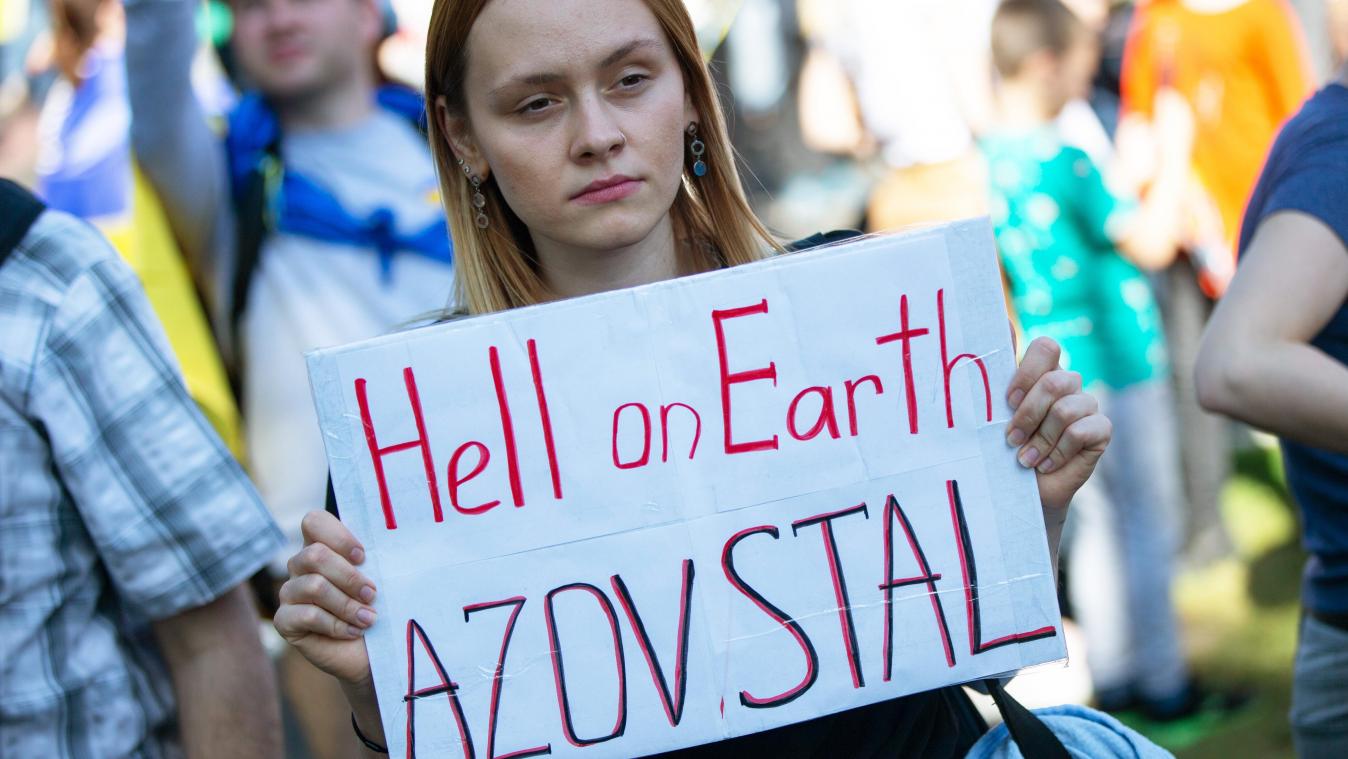 <p>Eine Demonstrantin hält ein Schild mit der Aufschrift «Hell on Earth AZOVSTAL» während einer Friedens-Demonstration.</p>