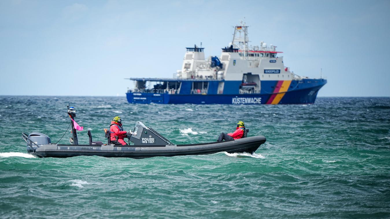 <p>Die Küstenwache und ein Polizeiboot patrouillieren vor dem Weißenhäuser Strand, wo das Gipfeltreffen der Außenminister der G7-Gruppe der führende demokratischen Wirtschaftsmächte stattfindet. Beraten wird über die Lage in der Ukraine.</p>