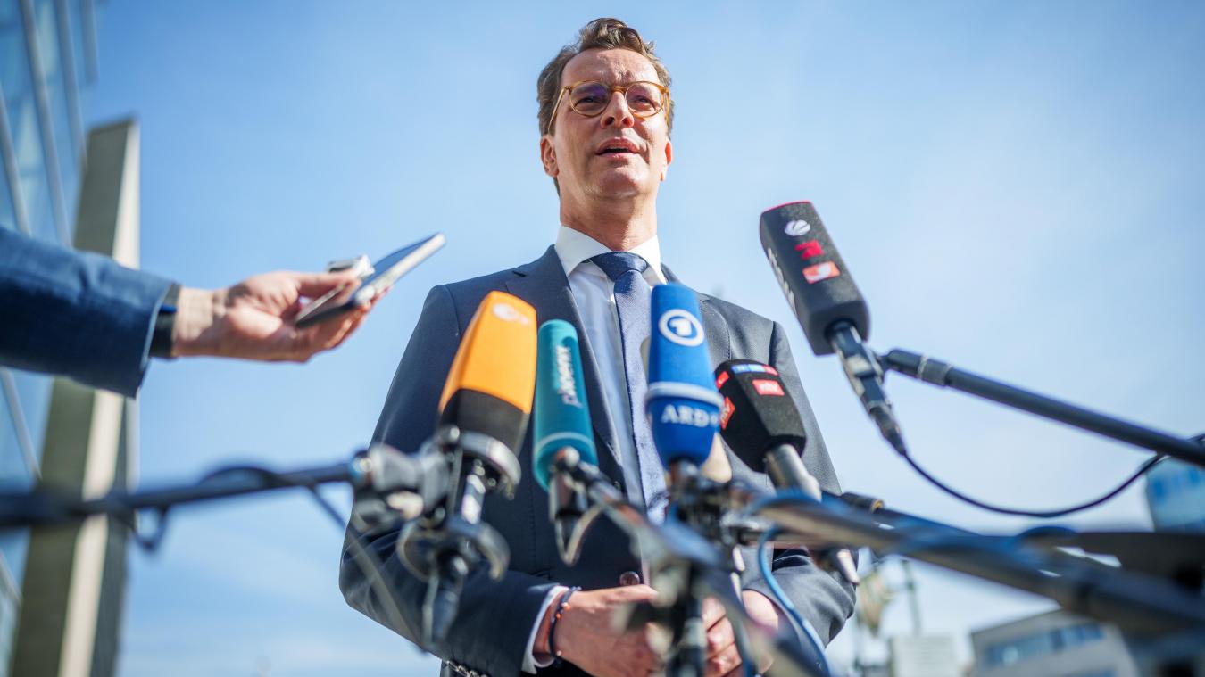 <p>Hendrik Wüst (CDU), Ministerpräsident von Nordrhein-Westfalen, kommt zu der Sitzung des CDU-Bundesvorstands vor der Parteizentrale an: Die CDU ist aus den Landtagswahlen in NRW als stärkste Partei hervorgegangen.</p>
