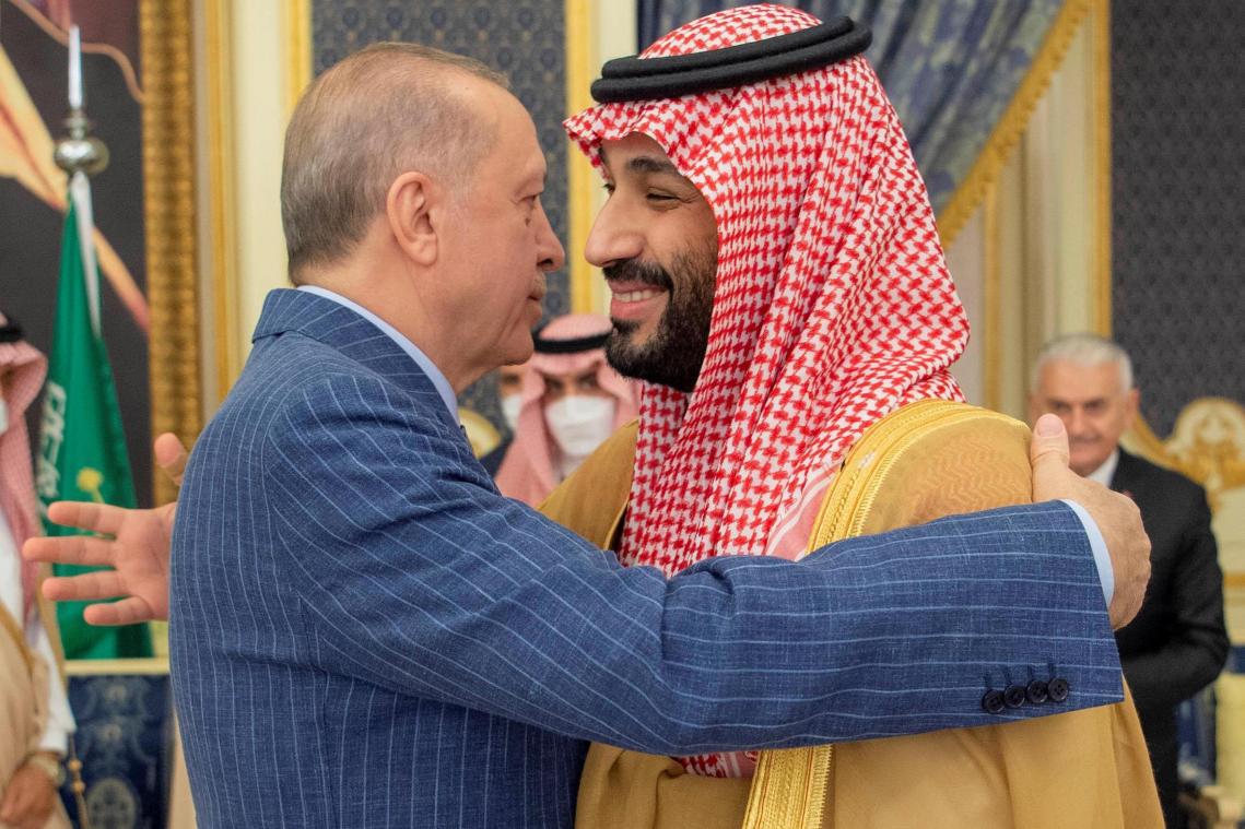 <p>Unsicherer aber strategisch wichtiger Partner an der Südflanke der NATO, der auch nicht vor Erpressung zurückschreckt: der türkische Präsident Recep Tayyip Erdogan, hier in einer Umarmung mit dem früheren Erzfeind, dem saudischen Kronprinzen M. bin Salman.</p>