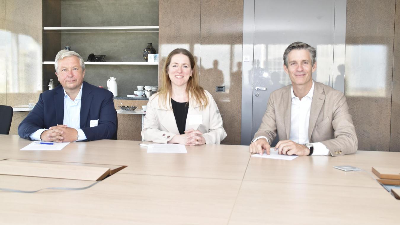 <p>Philippe Lallemand, Isabelle Weykmans und Guillaume Boutin (von links) bei der Unterzeichnung</p>