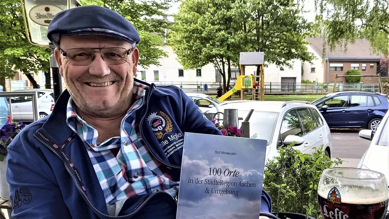 <p>Im Biergarten vom „Bistro Elle“ in Stolberg präsentiert Rolf Minderjahn sein neues Buch.</p>