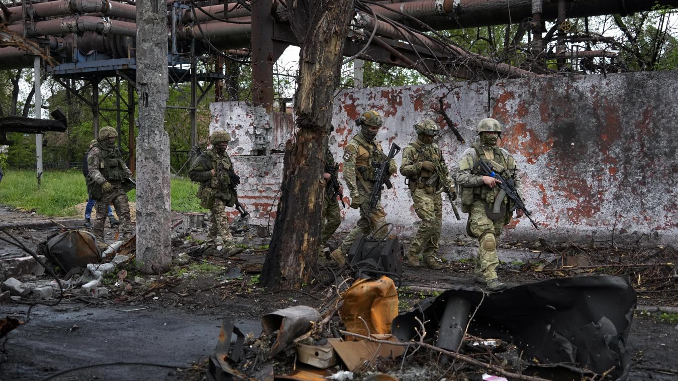 <p>Russische Soldaten gehen durch einen zerstörten Bereich des Iljitsch Eisen- und Stahlwerks Mariupol. Dieses Foto wurde während einer vom russischen Verteidigungsministerium organisierten Reise aufgenommen.</p>
