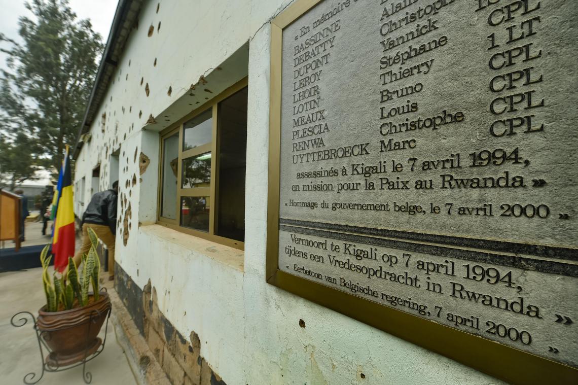 <p>Mit dieser Gedenktafel wird in Kigali der Geschehnisse vom 7. April von 1994 gedacht, bei denen zehn belgische Blauhelme ihr Leben ließen. Der Internationale Strafgerichtshof ist sicher, dass Protais Mpiranya deren Ermordung angeordnet hatte. Die Ermittler mit Serge Brammertz an der Spitze fanden nun nach langer intensiver Suche seine Leiche in einem Grab in Simbabwe.</p>