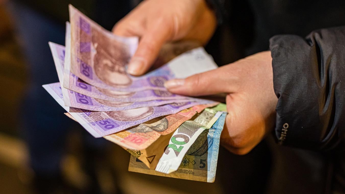 <p>Eine Frau hält ukrainische Geldscheine in die Kamera: Viele Geflüchtete hätten Schwierigkeiten, die Landeswährung Hrywnja in Belgien umzutauschen.</p>
