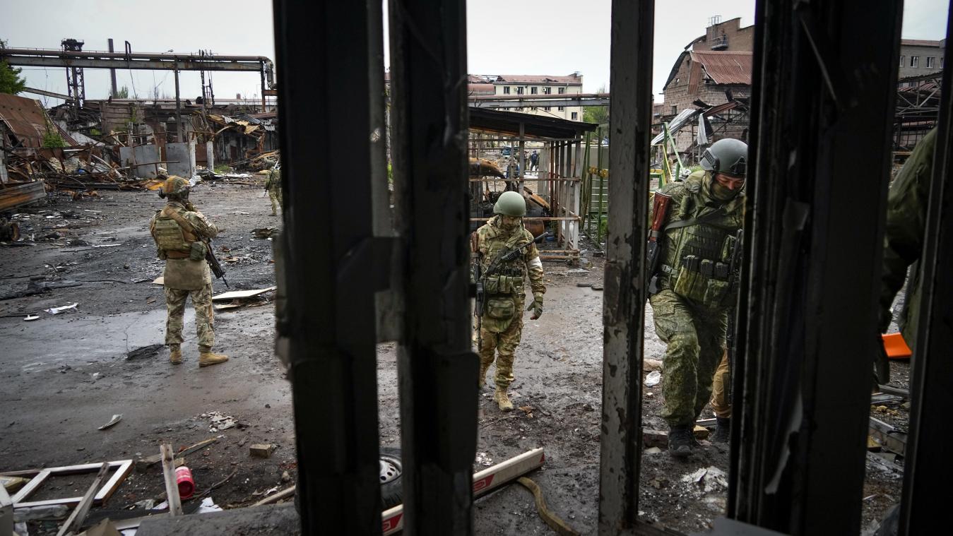 <p>Russische Soldaten verlassen einen zerstörten Bereich des Iljitsch Eisen- und Stahlwerks Mariupol. Dieses Foto wurde während einer vom russischen Verteidigungsministerium organisierten Reise aufgenommen.</p>