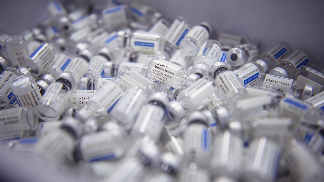 <p>Demnächst werden wohl nicht nur leere Impf-Ampullen massenhaft im Müll landen.</p>