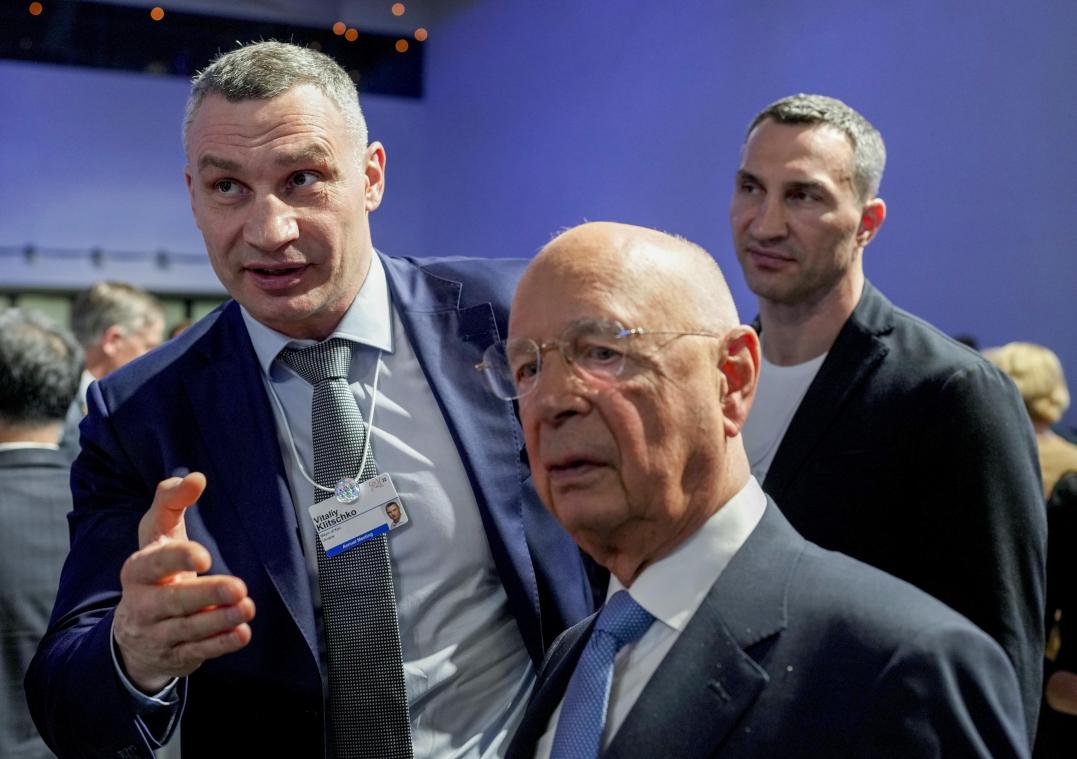 <p>Bei einem Happening wie dem WEF darf die Ukraine natürlich nicht fehlen: Kiews Bürgermeister Vitali Klitschko (l) und sein Bruder Wladimir Klitschko (r) im Gespräch mit Forumsgründer Klaus Schwab.</p>