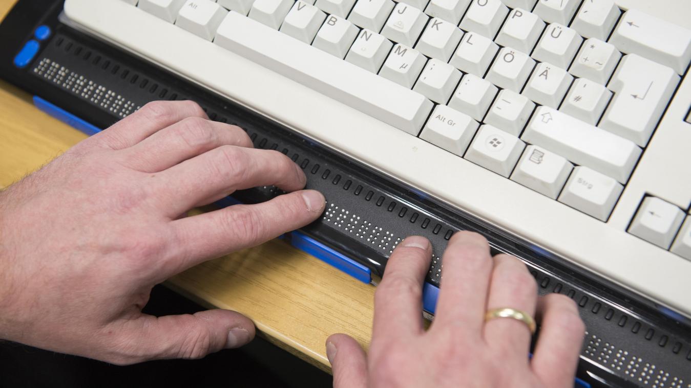 <p>Ein Sehbehinderter arbeitet mit Blindenschrift-Hilfsmittel an einem Computer.</p>