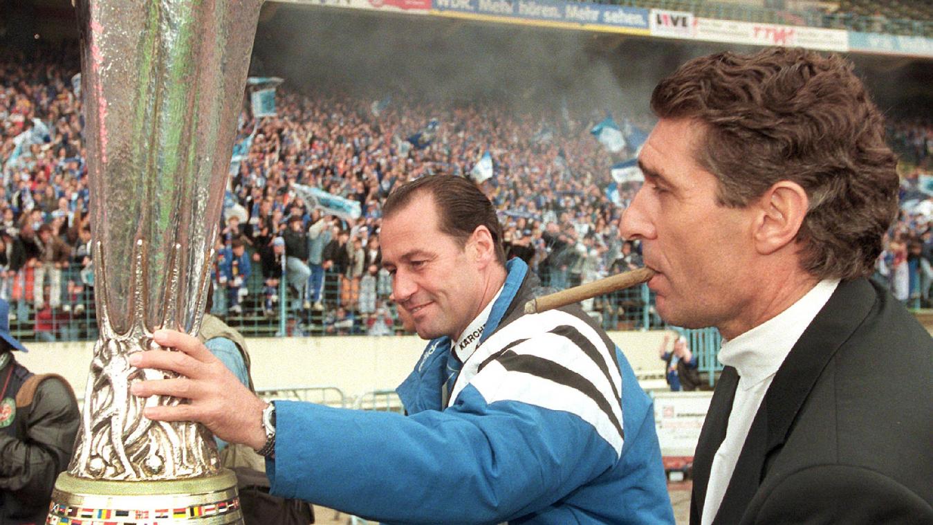 <p>Schalkes Trainer Huub Stevens (links) und der 2019 verstorbene Manager Rudi Assauer im Jahr 1997 mit dem UEFA-Pokal.</p>