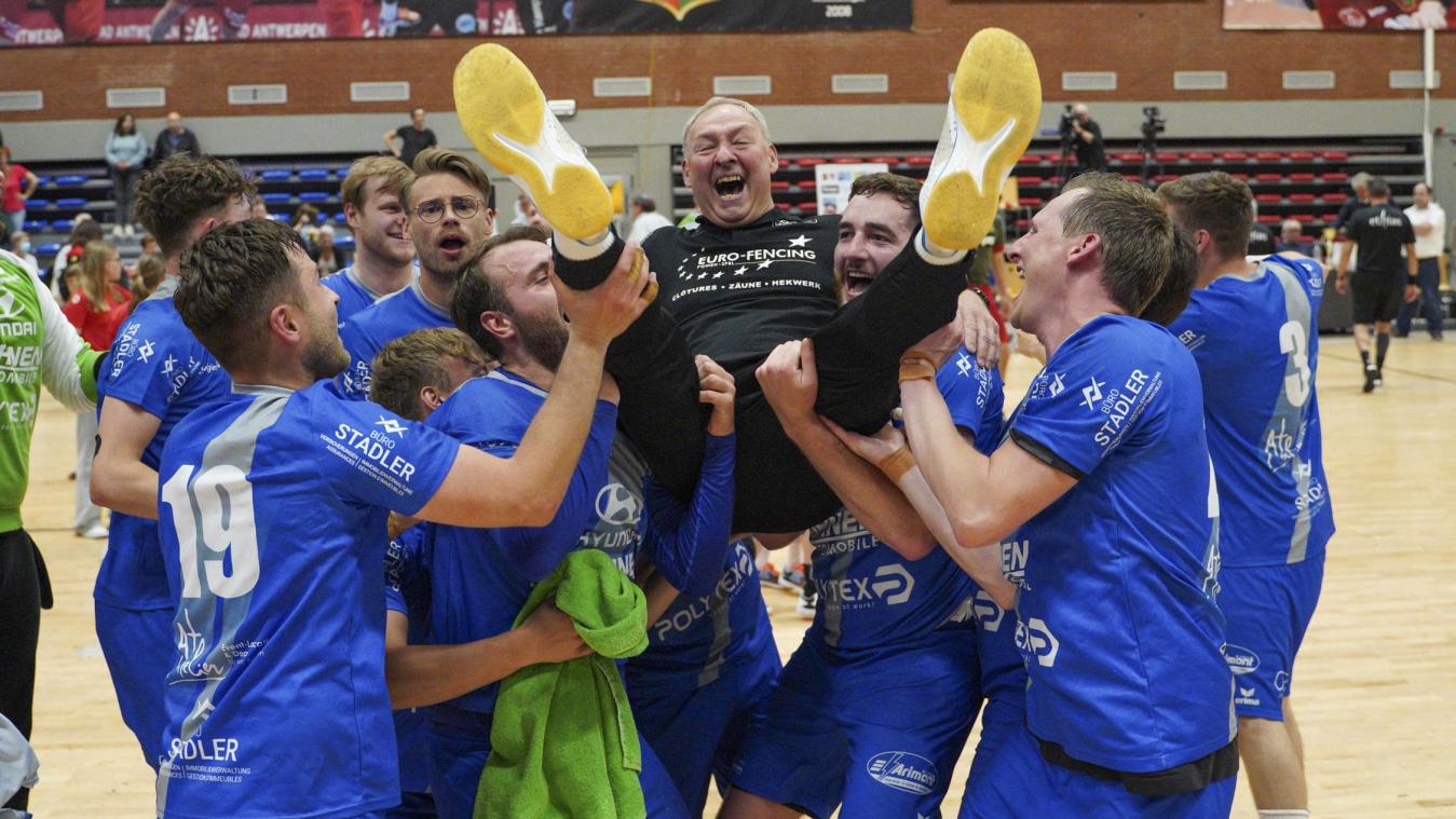 <p>Er lebe hoch! Die Eupener feiern Trainer Mariusz Kedziora.</p>