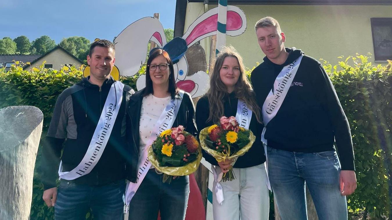 <p>Hahnenkönig Romain Huppertz mit Königin Tatjana Halmes sowie Gänsekönig Jannik Felten mit Königin Eva Huppertz ließen sich feiern.</p>