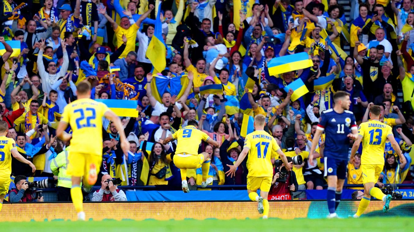 <p>Mitten im Krieg schenkt die ukrainische Fußball-Nationalmannschaft ihren Landsleuten einen kleinen sportlichen Lichtblick.</p>