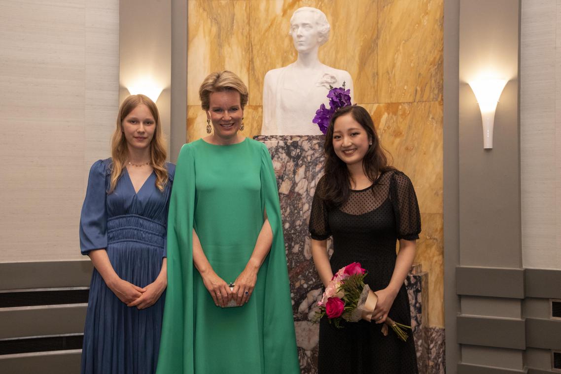 <p>Prinzessin Eleonore, Königin Mathilde von Belgien und Gewinnerin Hayoung Choi nach der letzten Sitzung des Königin-Elisabeth-Cello-Wettbewerbs 2022</p>