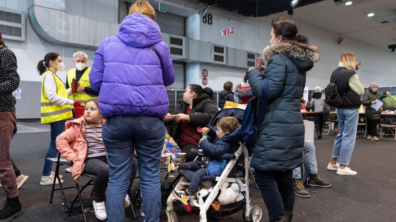<p>Ukrainische Familien bei der Registrierung in Brüssel</p>