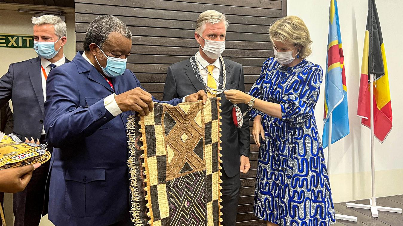 <p>Das Königspaar besuchte am Donnerstag das Nationale Institut für Biomedizinische Forschung und erhielt von dessen Generaldirektor, dem bekannten Ebola-Forscher Jean-Jacques Muyembe (2.v.l.), traditionelle Kleidungsstücke als Geschenk.</p>